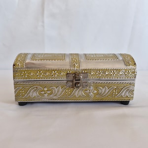 Scatola in METALLO ARGENTO INCISA, Piccolo organizer con coperchio, Scatola dorata imbottita per collana, Contenitore rettangolare decorativo, Portagioielli