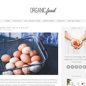 Peut inclure: Gros plan sur un panier en m&eacute;tal rempli d'&oelig;ufs bruns. Le panier est pos&eacute; sur une surface &agrave; motifs bleus et blancs.