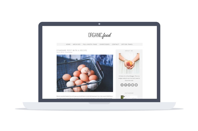 Peut inclure: Un ordinateur portable affichant un site Web intitul&eacute; "Organic Food" et un article de blog intitul&eacute; "Standard Post with a Recipe". L'article pr&eacute;sente une photo d'un panier d'&oelig;ufs bruns et une barre lat&eacute;rale avec le texte "About Me".
