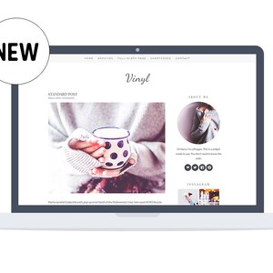 以下が含まれることがあります： 「Vinyl」という単語がヘッダーに表示されているウェブサイトを表示しているラップトップコンピューター。ウェブサイトには、水玉模様のマグカップを持った手の画像が掲載されたブログ記事と、ウェブサイトの所有者に関するセクションがあります。