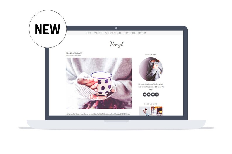 以下が含まれることがあります： 「Vinyl」という単語がヘッダーに表示されているウェブサイトを表示しているラップトップコンピューター。ウェブサイトには、水玉模様のマグカップを持った手の画像が掲載されたブログ記事と、ウェブサイトの所有者に関するセクションがあります。