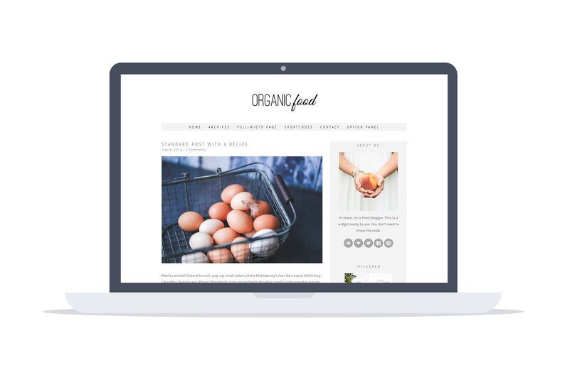 以下が含まれることがあります： 「オーガニックフード」というタイトルのウェブサイトと、「標準的なレシピ付き投稿」というタイトルのブログ記事が表示されているラップトップコンピューター。記事には、茶色の卵が入ったバスケットの写真と、「About Me」というテキストのサイドバーが表示されています。