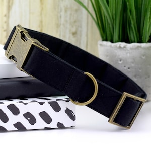 Collare per cani nero solido ~ Collare per cani in tessuto ~ Collare per cani alla moda ~ Hardware in metallo color bronzo antico ~ Collare per cani personalizzato ~ Sandy Paws Collar Co