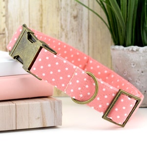 Collier pour chien à pois - Corail & Blanc ~ Collier pour chien en tissu ~ Collier pour chien mode ~ Quincaillerie en bronze antique ~ Collier Sandy Paws Co