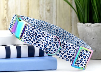Mini-Geparden-Hundehalsband – Blau & Weiß ~ Stoff-Hundehalsband ~ Modisches Hundehalsband ~ Schillernde/Regenbogen-Metallteile ~ Sandy Paws Collar Co