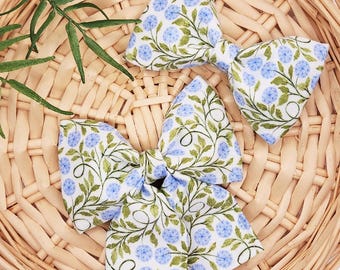 アジサイの犬用首輪リボン～ブルーのアジサイの花柄犬用蝶ネクタイ～ガーリーな犬用首輪リボン～スライド式首輪リボン～Sandy Paws Collar Co®