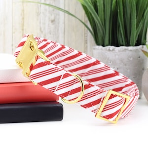 Collare per cani a righe con bastoncino di zucchero ~ Collare per cani in tessuto di cotone a righe con motivo natalizio e invernale ~ Hardware in oro giallo ~ Sandy Paws Collar Co®