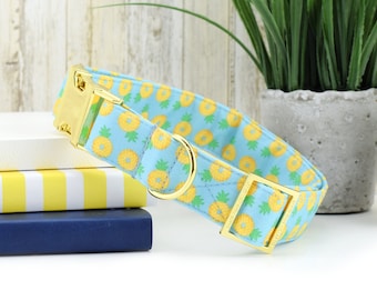 Collar para perro con estampado de piña - Azul ~ Collar de tela de verano para perro ~ Collar de moda con estampado de piña ~ Herrajes en oro amarillo ~ Sandy Paws Collar Co®
