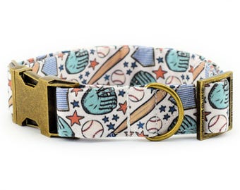 Collare per cani Home Run Baseball ~ Collare per cani alla moda in tessuto di cotone stile baseball ~ Accessori in metallo color bronzo antico ~ Sandy Paws Collar Co