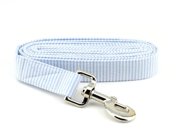 Seersucker hondenriem - lichtblauw & wit ~ Seersucker stof hondenriem ~ zilveren metalen hardware ~ Sandy Paws kraag Co