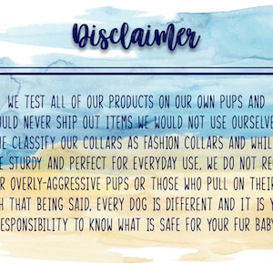 Op de afbeelding: Een blauwe en gele aquarel achtergrond met de tekst "Disclaimer" in blauw. De tekst hieronder luidt: "We testen al onze producten op onze eigen pups en zouden nooit artikelen verzenden die we zelf niet zouden gebruiken. We classificeren onze halsbanden als modehalsbanden en hoewel ze stevig en perfect zijn voor dagelijks gebruik, raden we ze niet aan voor overdreven agressieve pups of pups die aan de lijn trekken. Dat gezegd hebbende, elke hond is anders en het is jouw verantwoordelijkheid om te weten wat veilig is voor je harige baby."