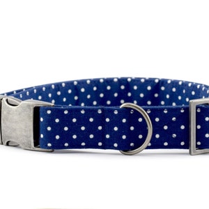 Collier pour chien à pois - bleu marine et blanc ~ Collier pour chien tendance ~ Collier pour chien en tissu à pois ~ Quincaillerie en métal argenté antique ~ Collier Sandy Paws Co