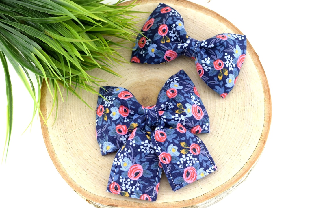 Les Fleurs Rosa 犬用首輪用リボン - ネイビー ~ 花柄蝶ネクタイ