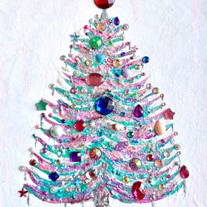Puede incluir: Una obra de arte sobre lienzo texturizado que presenta una forma de árbol de Navidad estilizada, creada con gruesas capas de pintura rosa, turquesa y plateada. El árbol está adornado con varios diamantes de imitación facetados, cuentas y estrellas.