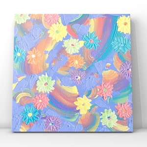 Puede incluir: Arte en lienzo cuadrado con un diseño floral abstracto texturizado. El fondo es una mezcla de tonos lavanda y arcoíris, con flores coloridas en relieve en tonos de amarillo, rosa, verde y naranja. La obra de arte tiene un aspecto moderno y caprichoso.
