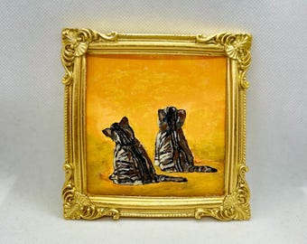 Miniatur-Gemälde einer getigerten Katze | Original handgemaltes Kunstwerk mit orangefarbenem Hintergrund | Gerahmtes Geschenk für Katzenliebhaber | Kleine Wanddekoration mit Katze | 10 x 10 cm