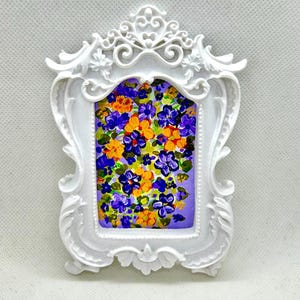Pintura floral abstrata em moldura barroca branca | Pequena obra de arte original pintada à mão | Decoração de mesa romântica em estilo cottagecore | Amantes de arte e flores