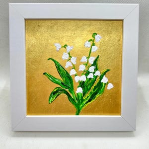 Pintura em miniatura de lírio do vale sobre fundo dourado, arte floral original pintada à mão, decoração elegante com moldura branca, pequena arte botânica