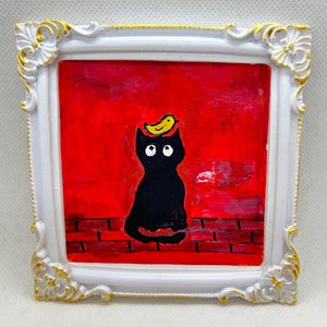 Peinture miniature d'un chat noir avec un oiseau jaune sur la tête - Art original dans un cadre baroque blanc et or - Art du chat noir pour une décoration fantaisiste