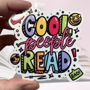 Coole Leute lesen glänzende Vinyl wasserfest Aufkleber | Hochwertiges Kunstbuch Blumen Floral Bibliophile Lese Reader Emojis Cursive TBR