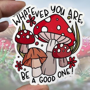 Quoi que vous soyez, soyez la bonne personne en vinyle brillant résistant à l'eau | Art de haute qualité Champignons de sorcière Cottagecore Positivité des champignons de sorcière