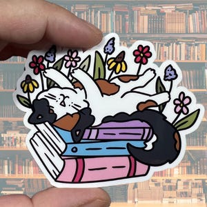 Verspielte Buch Katze glänzend Vinyl wasserfest Aufkleber | Hochwertige Kunst Katzenbuch Blumen Floral Bibliophile Calico Stack Reading Reader