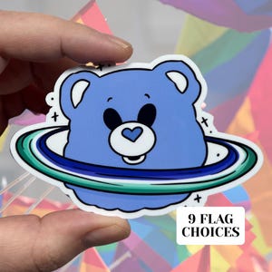 Gay Care Bear Planet glanzende vinyl waterbestendige sticker | Hoogwaardige kunst LGBTQIA-vlag Gelijkheid Unieke planeet Gay Lesbian Ace Pan Men Love