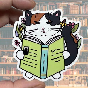 Pegatina de vinilo brillante resistente al agua con diseño de gato leyendo un libro. Arte de alta calidad con diseño de gato, flores, floral, bibliófilo, calicó, azul, verde y divertido, RBF.