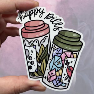 Sticker Witchy Happy Pills Mars 2024 Sticker Club Résistant à l'eau en vinyle brillant | Art de haute qualité Sorcières Cristaux de sorcière Cristaux Herb Moon