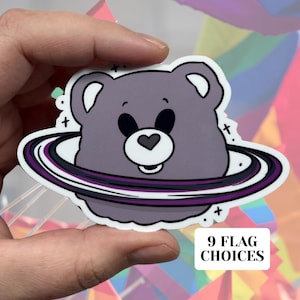 Ongeslachtelijke Troetelbeer planeet glanzend vinyl waterbestendige sticker | Hoogwaardige kunst LGBTQIA-vlag Gelijkheid Unieke planeet Gay Lesbian Ace Pan Les