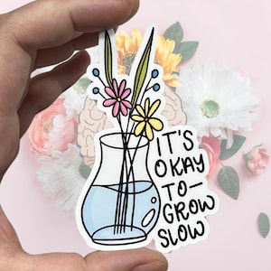 It's Okay to Grow Slow Adesivo de vinil brilhante resistente à água | Arte positiva de alta qualidade Saúde mental Vaso Flores Flores Plantas Amante
