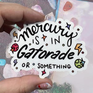 Mercury is in Gatorade or Something Glanzend vinyl waterbestendige sticker | Hoogwaardige kunst heks planeten retrograde punny grappige heksenster