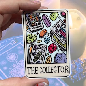 Pegatina de vinilo brillante resistente al agua con forma de carta del tarot The Collector / Cartas del tarot de alta calidad con cristales, hechizos y adivinación