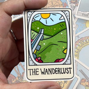 Der Wanderlust Tarot-Karte glänzend Vinyl wasserfest Aufkleber | Hochwertige Kunst Witchy Witch Wahrsagung Punny Lustige Wiese Reiseflugzeug