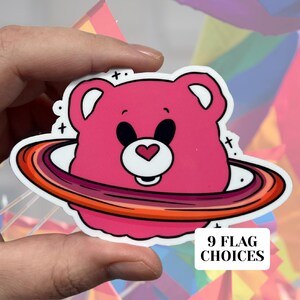 Lesbische troetelbeer planeet glanzend vinyl waterbestendige sticker | Hoogwaardige kunst LGBTQIA-vlag Gelijkheid Unieke planeet Gay Lesbian Ace Pan Gir