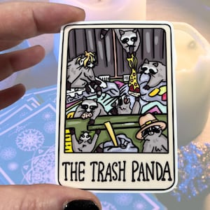 Autocollant résistant à l'eau en vinyle brillant de carte de tarot The Trash Panda | Art de haute qualité, raton laveur mignon chapeau haut de forme, pizza banane, benne à ordures, plongée familière