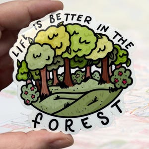 Das Leben ist besser im Wald glänzend Vinyl wasserfest Aufkleber | Hochwertige Kunst Einzigartige Berge Bäume Büsche Leben Off Grid Peace Grün