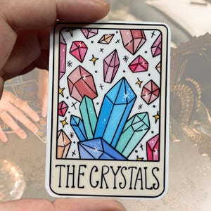 Die Kristalle Tarot-Karte glänzender Vinyl wasserfester Aufkleber | Hochwertige Kunst Witchy Witch Wahrsagung Punny Lustige spirituelle Wahrsagung