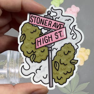 Stoner Ave | High St glänzender Vinyl wasserfester Aufkleber | Hochwertige Kunst Marihuana Ganja Weed Stoner Geschenk Nugget Smoke Pink Pothead Pot