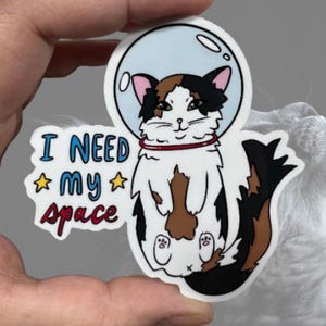 Ich brauche meinen Weltraum Astronaut Calico glänzend oder matt Vinyl wasserfest gestanzter Aufkleber | Hochwertiges Art Kitty Art Glückskatze Sadie Stars