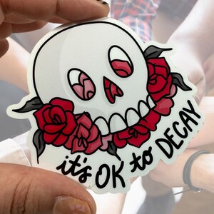 Adesivo de vinil brilhante resistente à água It's Ok To Decay | Arte de alta qualidade Saúde mental TDAH ADD Dia preguiçoso Rosas de esqueleto Autocuidado Vermelho Rosa