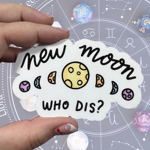 Neumond, wer ist das? Glänzender Vinyl wasserfester Aufkleber | Hochwertige Kunst Lustige Punny Vollmond Phase Zunehmende Viertel Lunar Witze Joshin
