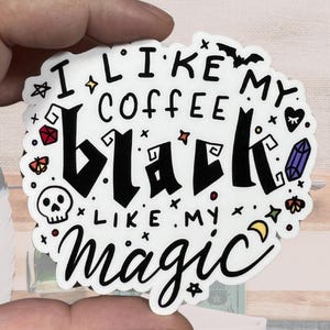 Ich mag meinen Kaffee schwarz wie meine magische glänzende Vinyl wasserfester Aufkleber | Hochwertige Kunst Hexe Kristallschädel Fledermaus Sterne Koffein Kristall