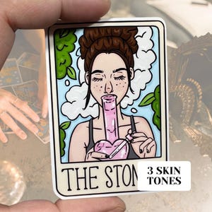 Pegatina de vinilo brillante resistente al agua con la carta del Tarot "The Stoner" / Arte de alta calidad, bruja, adivinación, juego de palabras divertido, 420, marihuana, Mary Jane