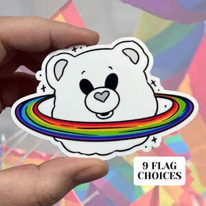 LGBTQ Troetelbeertje planeet glanzend vinyl waterbestendige sticker | Hoogwaardige kunst LGBTQIA-vlag Gelijkheid Unieke planeet Gay Lesbian Ace Pan Space