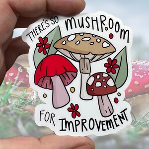 Il y a tellement de champignons à améliorer autocollant en vinyle brillant résistant à l'eau | Art de haute qualité Champignons de sorcière Cottagecore motivant