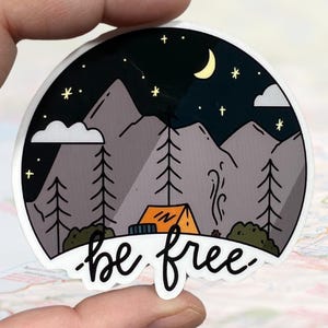 Be Free glänzender Vinylaufkleber | Hochwertige Kunst Tent Camping Berge Mondschein Nacht Abenteuer Wolken