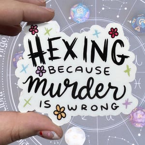 Hexing Porque Assassinato é Errado Adesivo de Vinil Brilhante Resistente à Água | Arte de Alta Qualidade Bruxa Engraçada Feitiços de Bruxa Adivinhação Forças Negativas