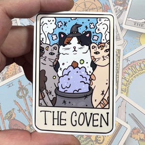 Pegatina de vinilo brillante resistente al agua con la carta del Tarot de Coven. Arte de alta calidad. Adivinación de brujas. Divertido esmoquin calicó naranja.