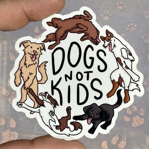 Hunde nicht Kinder glänzend Vinyl wasserfest Aufkleber | Hochwertige Kunst Katzen Geschenk Niedlicher Tierliebhaber Lustiger Hund Brown Schwarz Welpe Kindfrei